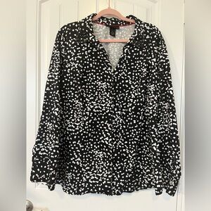 Lane Bryant stretch button down jeweled collar size 24 contrast cuff black white